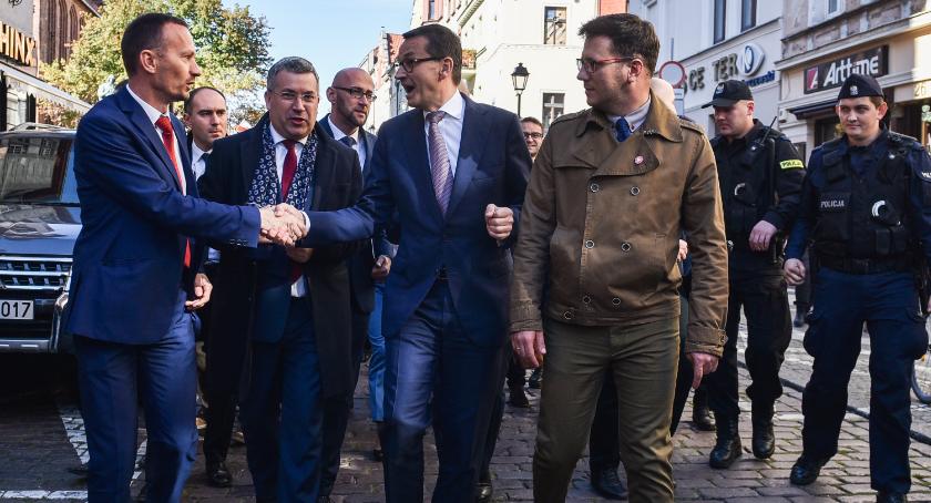 Mateusz Morawiecki odwiedził Toruń. Przywitali go zwolennicy i przeciwnicy [FOTO]