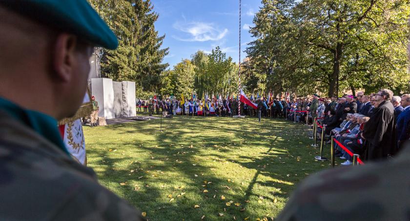 W Toruniu odsłonięto nowy pomnik. „Jesteśmy im dłużni tę zbiorową pamięć” [FOTO]