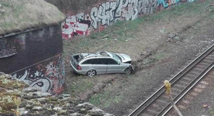 Samochód wpadł do tunelu kolejowego. Kierowca usłyszał poważny zarzut