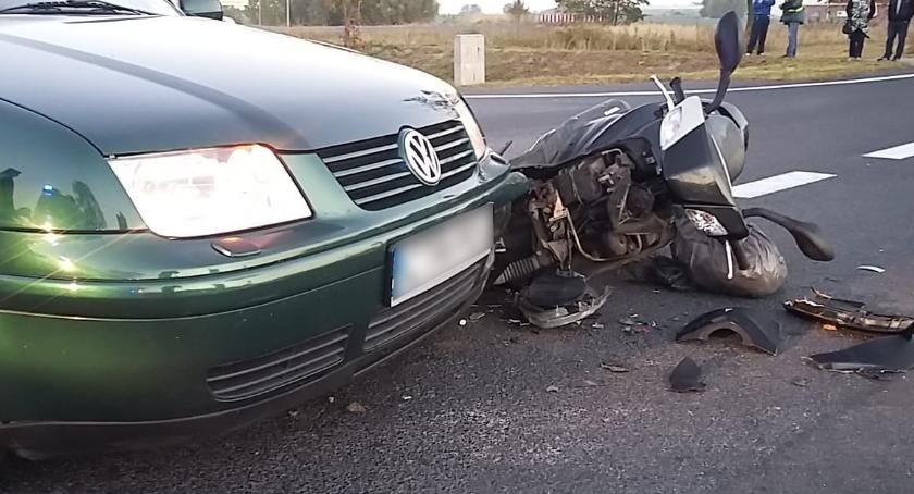 Groźny wypadek pod Toruniem. Kierowca samochodu nie ustąpił przejazdu motorowerzyście [FOTO]