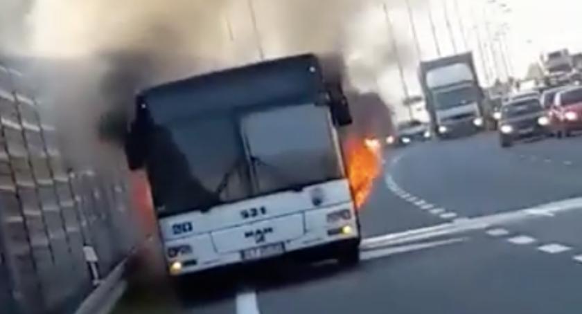 Autobus MZK Toruń stanął w płomieniach [WIDEO]