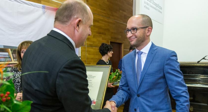 Marszałek wynagrodził wybitnych nauczycieli i zasłużonych pedagogów [FOTO]