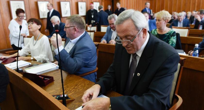 Radni ze śrubokrętami. Za nami ostatnia sesja sejmiku naszego województwa [FOTO]