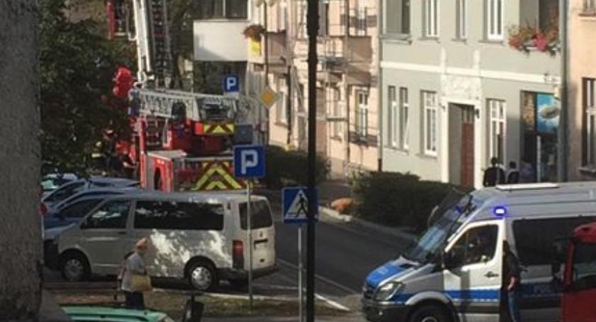 Blokada ulicy, straż z wysięgnikiem. Akcja służb ratunkowych w Toruniu [PILNE]
