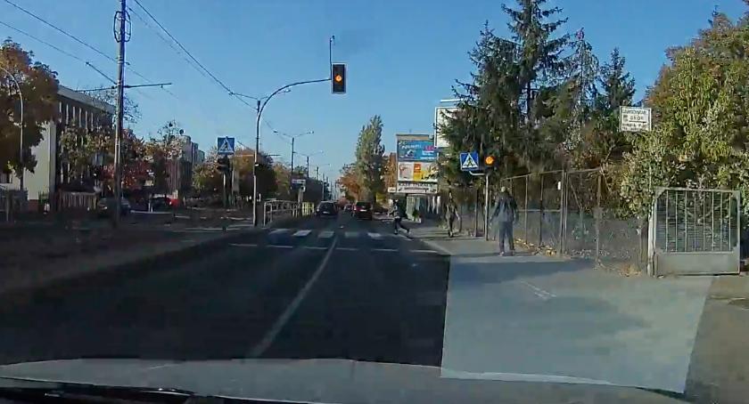 O włos od tragicznego wypadku na przejściu dla pieszych w Toruniu [WIDEO]