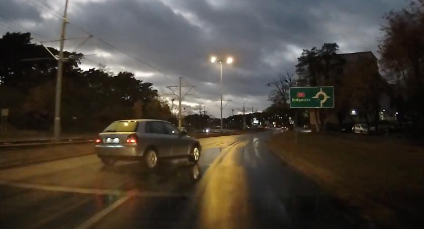 Tak się kończy szarżowanie podczas deszczu w Toruniu [WIDEO]