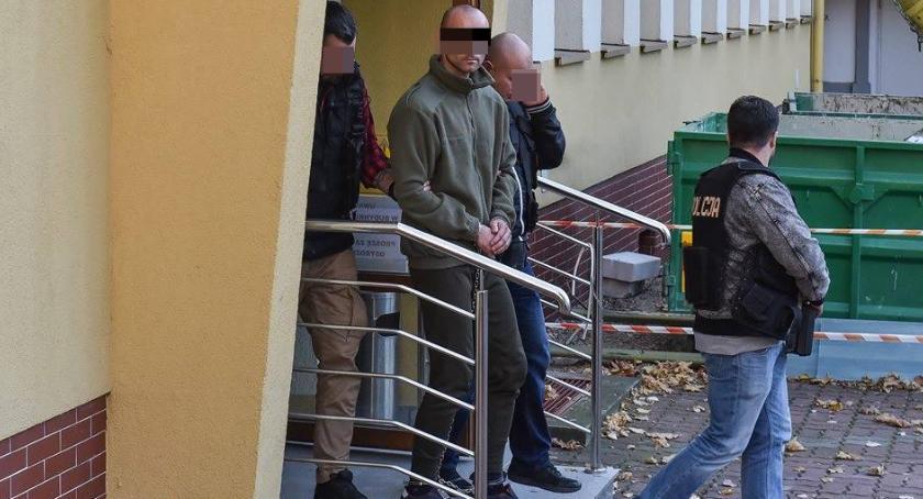 Oto podejrzany o pedofilię 36-latek. Mężczyzna został doprowadzony do toruńskiej prokuratury [FOTO]