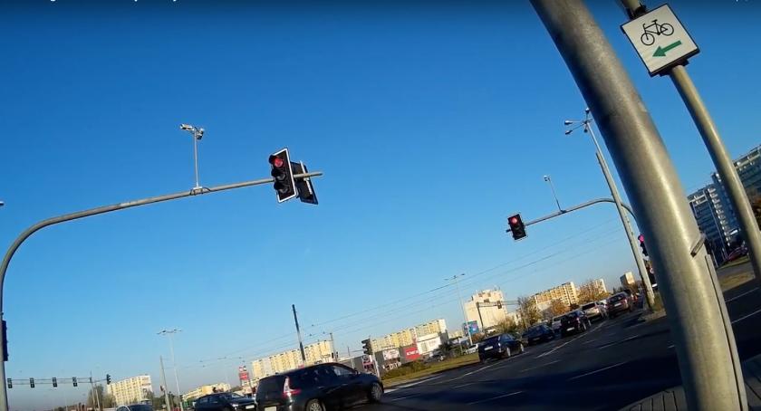 Tak kierowcy lekceważą czerwone światła na ul. Przy Skarpie w Toruniu [WIDEO]