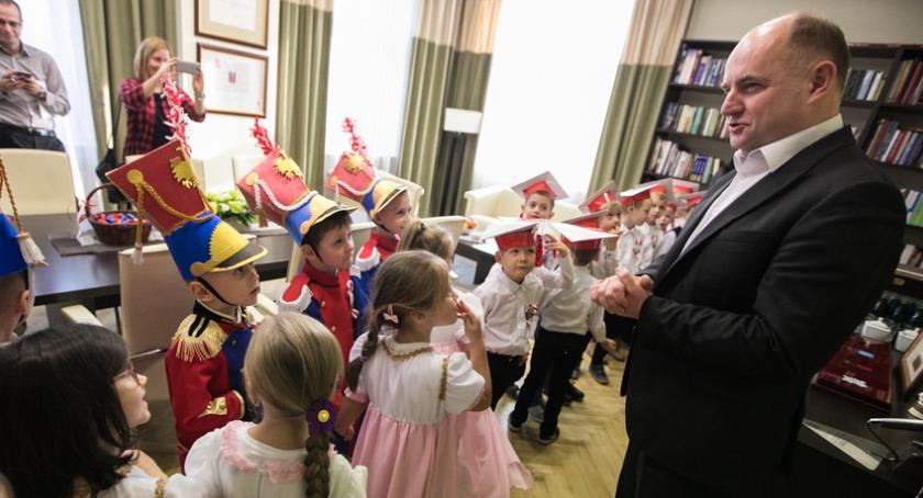 Marszałek Piotr Całbecki porozmawiał z przedszkolakami o niepodległości [FOTO]