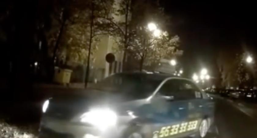 Kolejna wpadka taksówkarza popularnej toruńskiej korporacji [WIDEO]