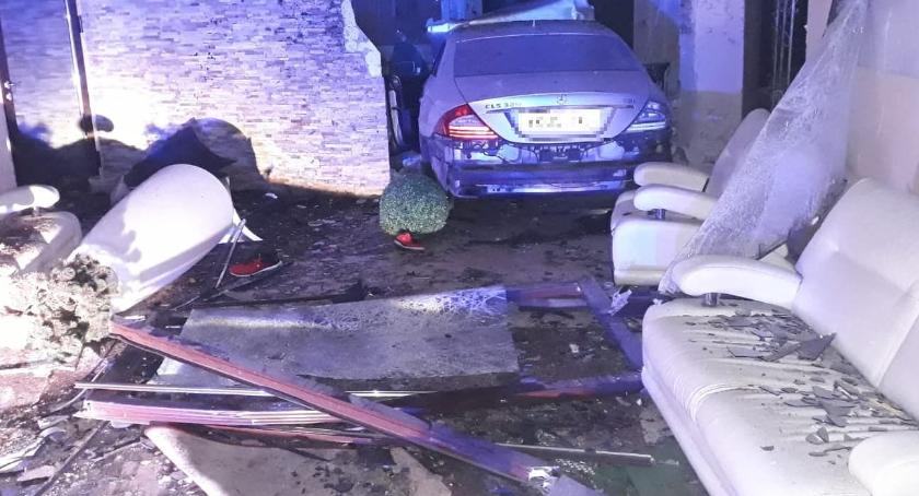 Co za wypadek! W regionie rozpędzony samochód wjechał do sali bankietowej [FOTO]
