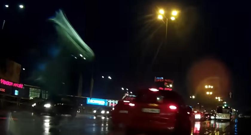 Niebezpieczna sytuacja w deszczowe popołudnie w Toruniu [WIDEO]