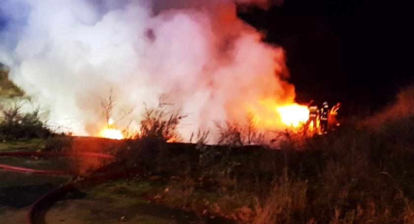 Słup gryzącego dymu dotarł do zabudowań! To kolejna taka sytuacja w tym miejscu [FOTO]