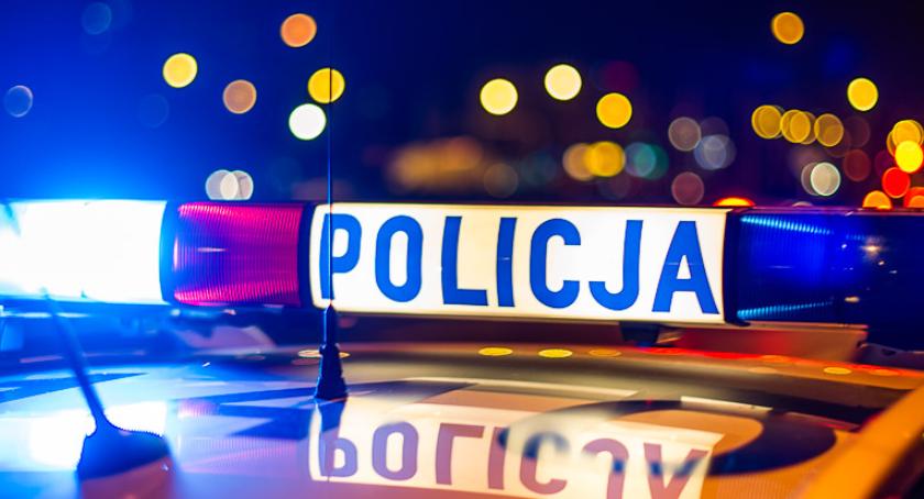Tragiczny poranek na drogach w regionie. W samochodzie znaleziono spalone zwłoki kierowcy