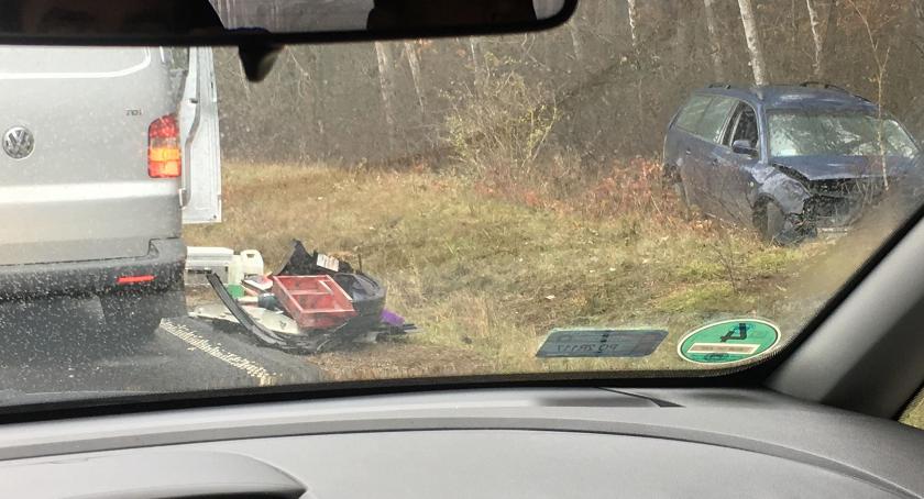 Wypadek na obrzeżach Torunia. Samochód zjechał z drogi i uderzył w drzewo! [FOTO]