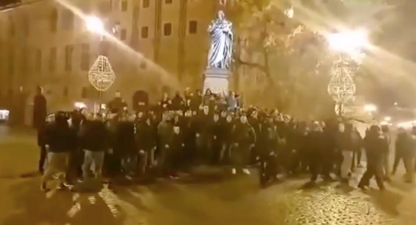 Kontrowersyjne zachowanie kibiców z Bydgoszczy w Toruniu [WIDEO]