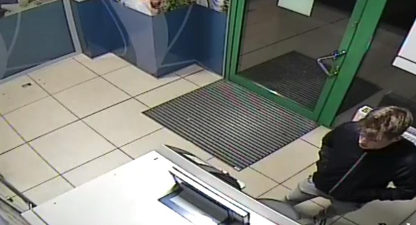 Policja poszukuje mężczyzny, który uszkodził bankomat w Toruniu. Rozpoznajesz go? [FOTO]
