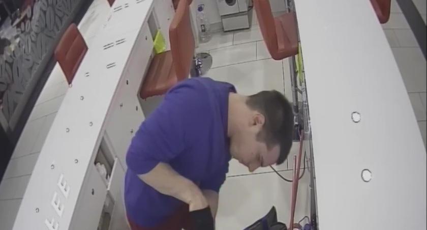 Rozpoznajesz tego mężczyznę? Ukradł pieniądze w toruńskiej galerii handlowej [FOTO, WIDEO]