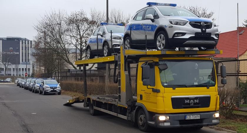 Nowe samochody dla toruńskich policjantów. Wśród nich nieoznakowany pojazd [FOTO]