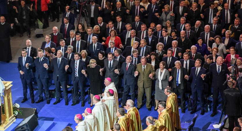 Rząd, parlamentarzyści, prezydent i pielgrzymi bawili się podczas urodzin Radia Maryja [FOTO]