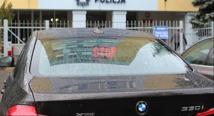 Nowe nieoznakowane BMW toruńskiej drogówki rozbite