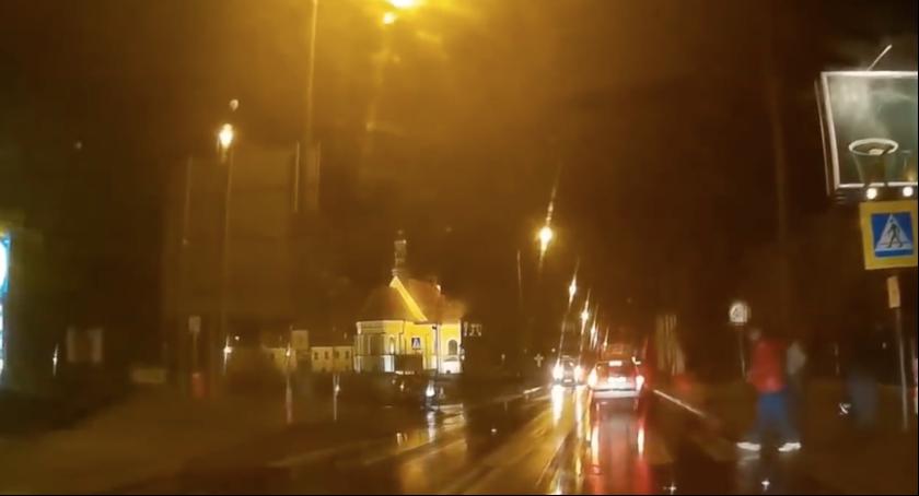 Policja prawie potrąciła pieszych na pasach w Toruniu [WIDEO]