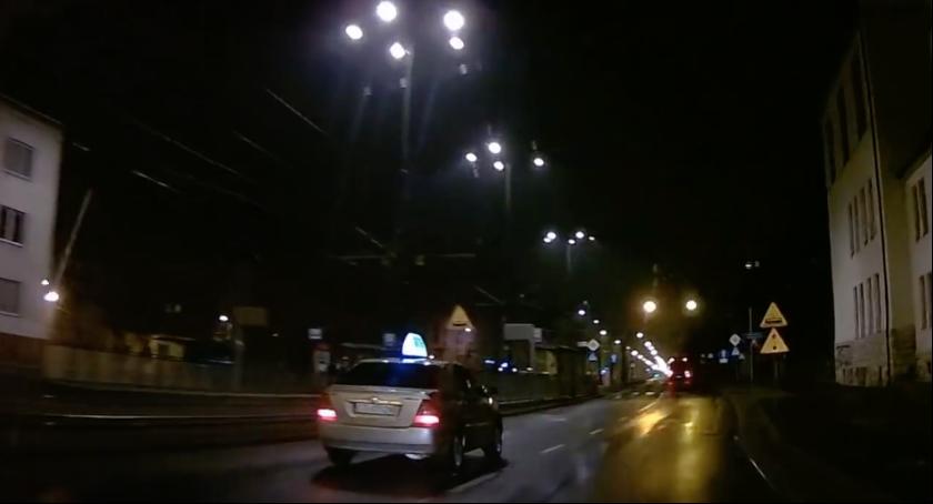 Taksówkarz prawie potrącił pieszego na pasach w Toruniu [WIDEO]