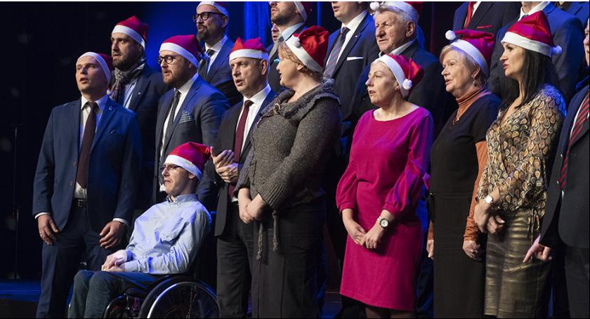 Toruńscy radni oraz prezydent zaśpiewali kolędę dla mieszkańców [WIDEO]