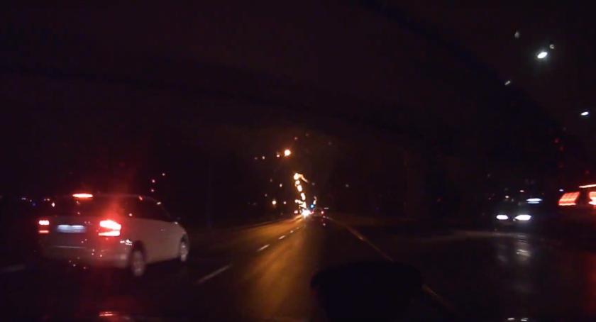 Skrajnie nieodpowiedzialne zachowanie kierowcy w Toruniu. Co on chciał zrobić? [WIDEO]