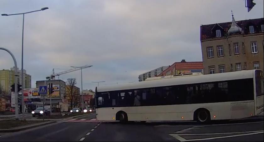 Brawurowa jazda kierowcy MZK w Toruniu. Czy złamał przepisy? [WIDEO]