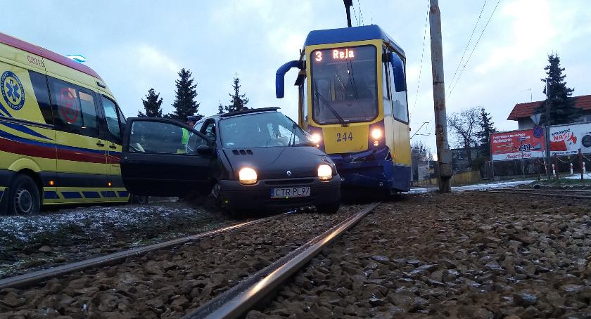 Samochód osobowy wpadł pod tramwaj w Toruniu [FOTO]