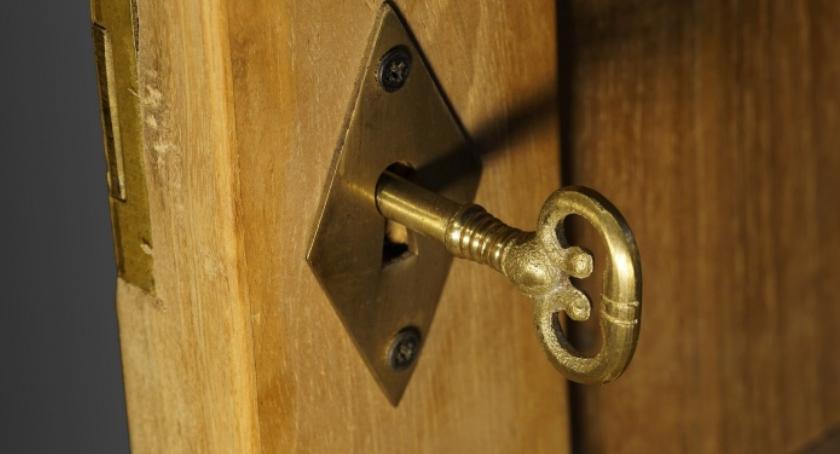 Kontrole po tragedii w Koszalinie. Jeden escape room zamknięty, dwa mandaty, liczne nieprawidłowości