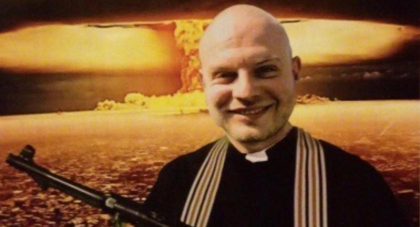 Ksiądz z karabinem maszynowym zachęca do przyjęcia kolędy w Toruniu [FOTO]