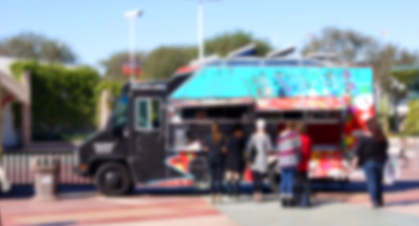 Toruńskie foodtrucki: gdzie szukać burgerów na kółkach?