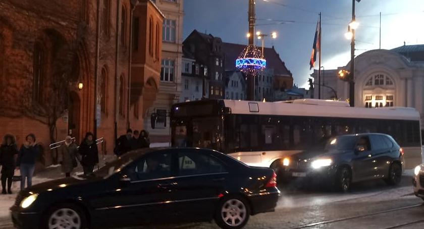 Ślizgawica w Toruniu. Służby miejskie apelują o niekorzystanie z aut [FOTO]