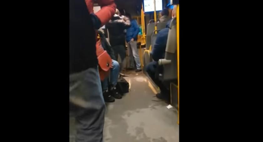 Bulwersujące zachowanie pasażerów w autobusie MZK. Jest reakcja policji [WIDEO]