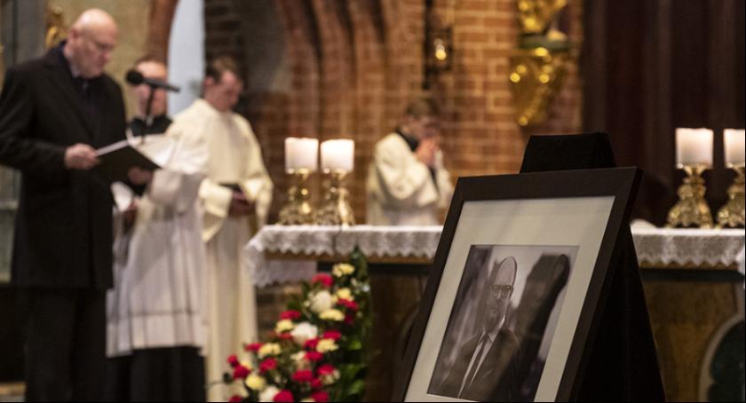 Toruń w żałobie po śmierci prezydenta Adamowicza