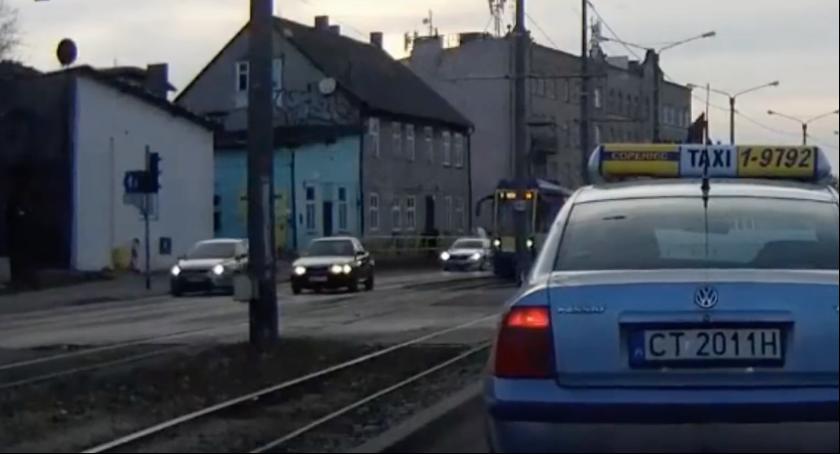 „Polskie Drogi” prosto z Torunia. Samochód wpadł pod tramwaj [WIDEO]