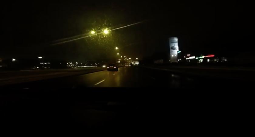 Szaleniec wbiega pod koła samochodu w Toruniu [WIDEO]