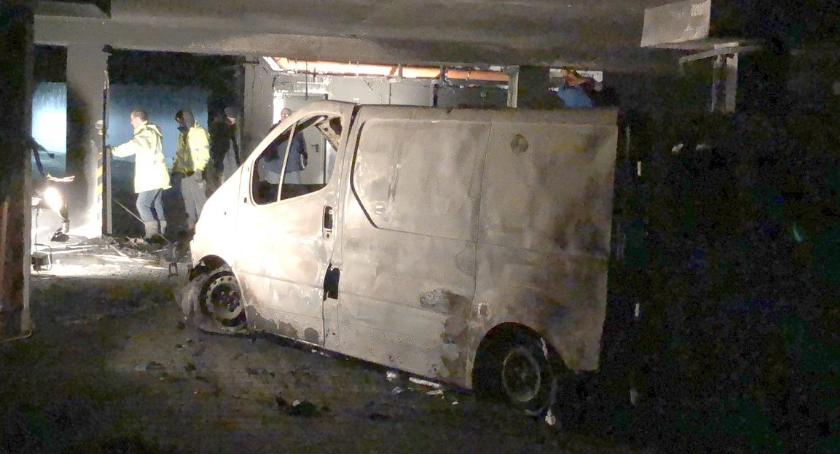 Duże straty po pożarze w hali garażowej w Toruniu [FOTO]