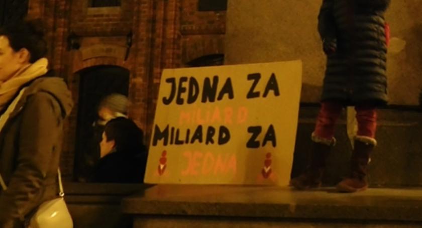 Taneczny protest feministek pod pomnikiem Kopernika [FOTO]