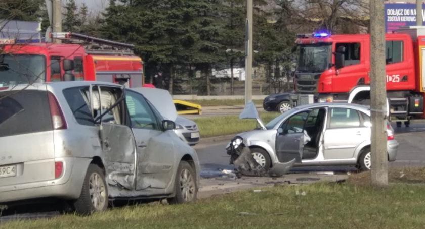 Uwaga kierowcy! Wypadek na rondzie w Toruniu [FOTO]