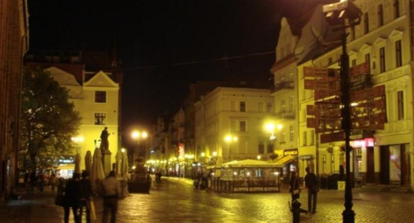 Kolejna niebezpieczna noc w Toruniu. Awantura w samym centrum starówki