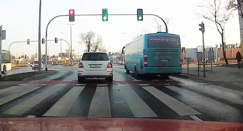 Nieodpowiedzialna jazda kierowcy popularnego przewoźnika w Toruniu [WIDEO]