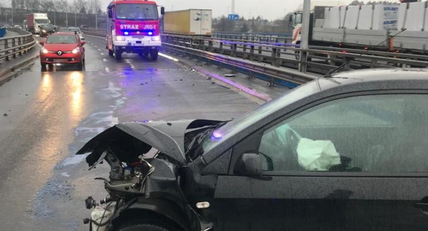 Kolizja na moście z udziałem ciężarówki [FOTO]
