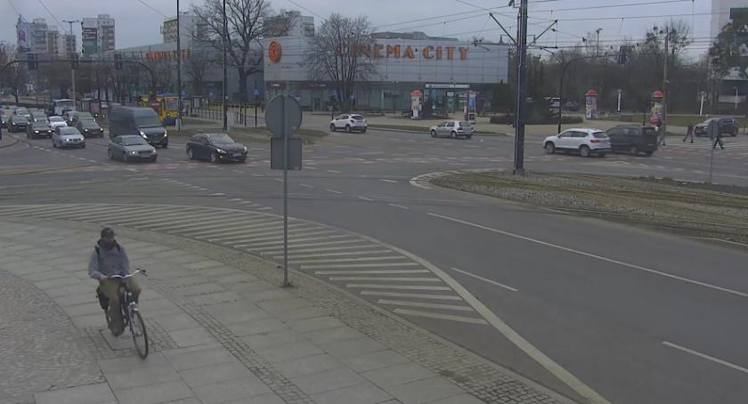Policja poszukuje złodzieja z Torunia. Rozpoznajesz go? [FOTO]