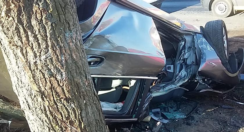Wypadek pod Toruniem. Samochód uderzył drzewo! [FOTO]