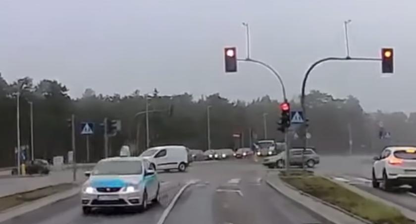 Nieodpowiedzialna jazda toruńskiego taksówkarza. Jechał pod prąd [WIDEO]