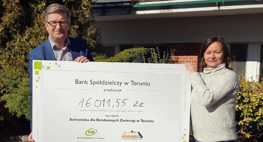 Toruński bank przekazał ponad 16 tysięcy złotych na rzecz Schroniska