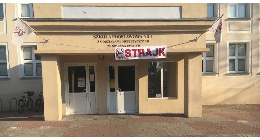 Policja przed toruńskimi szkołami. O co chodzi?